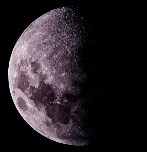 Księżyc smartfonem przez teleskop